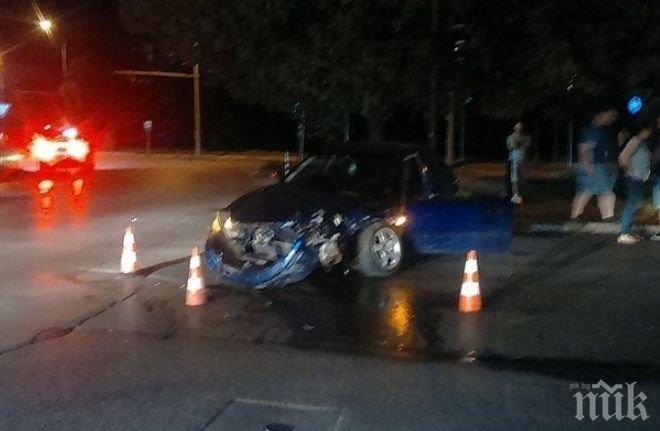 Ужасяващ инцидент в Русе! Катастрофа между два автомобила отнесе момиче