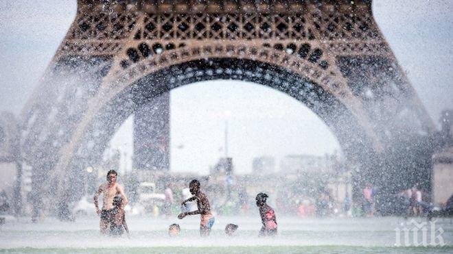 Париж чества 14 юли с неразривно приятелство