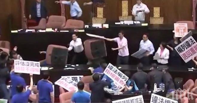 Екшън! Тайвански депутати се биха със столове