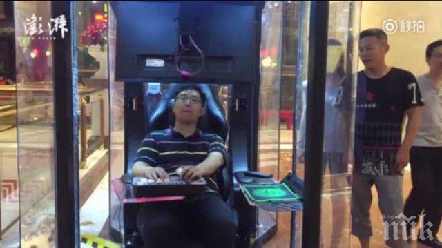 Китайски мол сложи кабинки за мъже, които чакат жените си да пазаруват