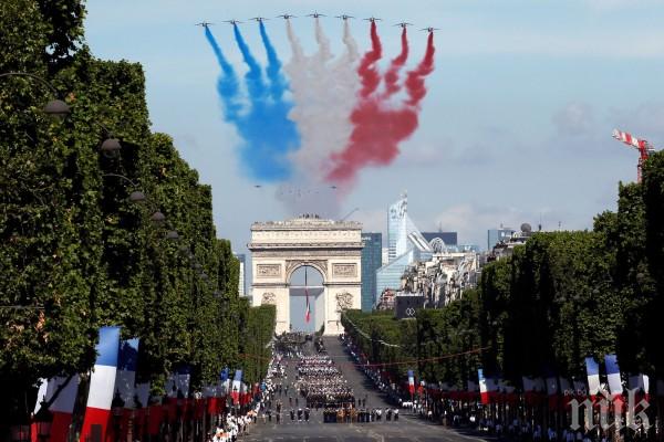 ЕКСКЛУЗИВНО! Грандиозен парад по Шан-з-елизе за празника на Франция! На сбогуване Еманюел Макрон разцелува Мелания, Доналд Тръмп само стисна ръката на Бриджит (ВИДЕО/СНИМКА)