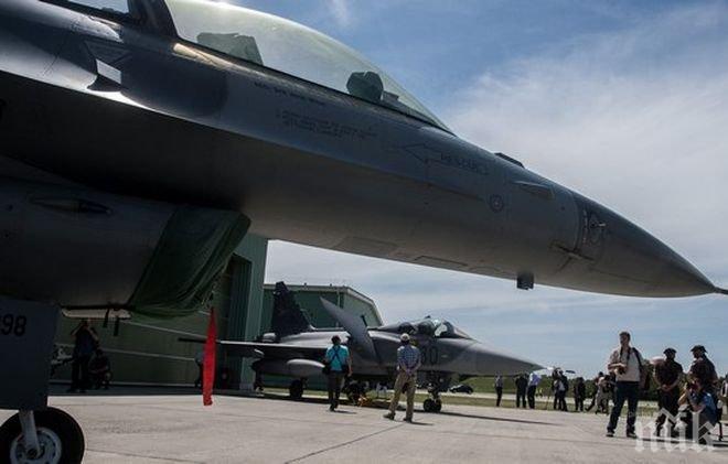 Екшън в небето! Германски изтребители помагат на пътнически самолет при аварийно кацане