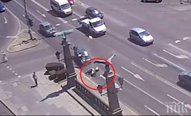 Жестоки кадри показаха катастрофата, при която загина мотопедист на Орлов мост (СНИМКИ 18+)
