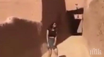 красавица разходи минижуп историческа забележителност саудитска арабия арестуваха видео