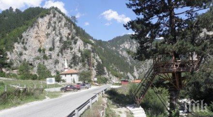 девети ден издирват момчето блъснало туристи триград