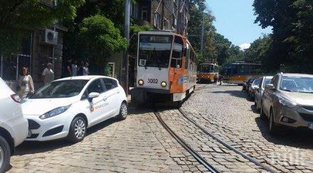 хит кола виваком блокира градския транспорт снимки