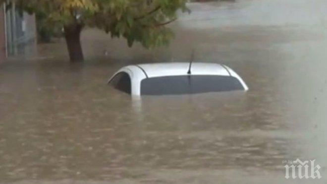 СТРАШНО Е! Потоп в Истанбул, градът е под вода