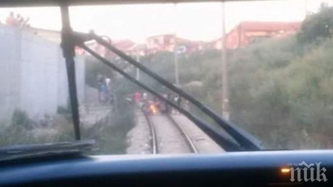 НАГЛОСТ! Полицаи повече от час не могат да изгонят цигани запалили огън на жп линия