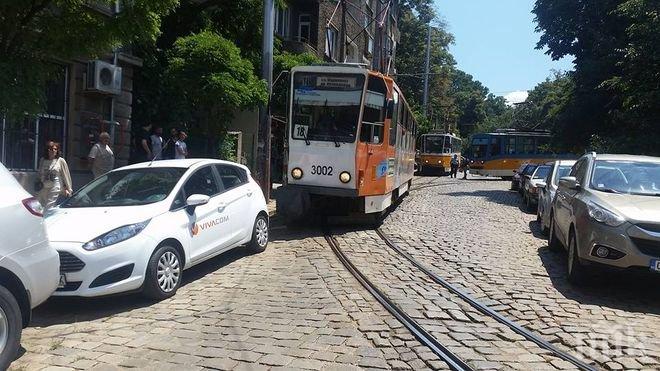 ХИТ! Кола на Виваком блокира градския транспорт (СНИМКИ)