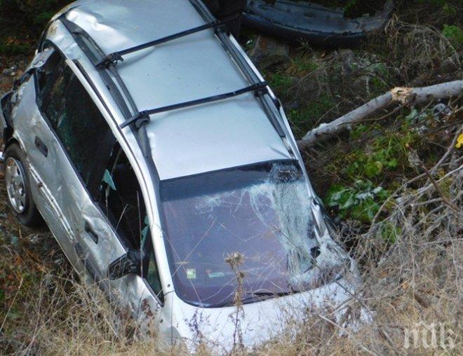 НА КОСЪМ! Кола падна в пропаст, шофьорът по чудо остана жив
