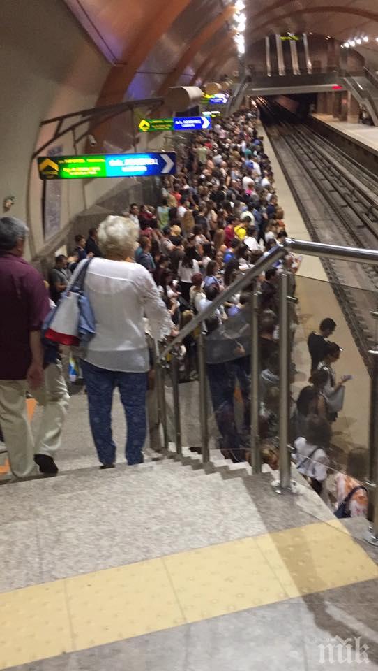 Петъчен шок в метрото! Мотриса замръзна до СУ заради технически проблем (СНИМКА)