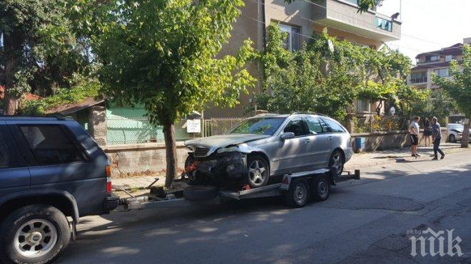 ТЕЖКА КАТАСТРОФА! Два мерцедеса се помляха на метри от детска градина