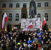 ЕК глобява яко Полша, ако приеме спорен закон