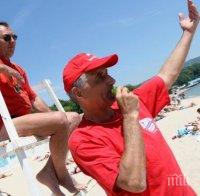 70-годишни спасители обикалят плажа, но били във форма