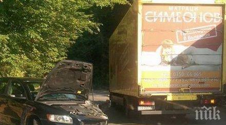 опасна катастрофа кола заби камион рижкия проход снимки