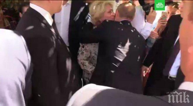 Туристка целуна Путин на улицата
