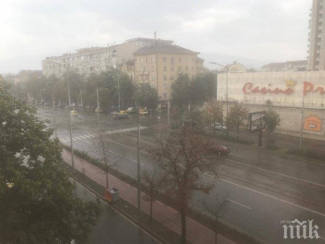 ПЪРВО В ПИК! Шок в София - ураганен вятър чупи стъкла, силата му е унищожителна (ВИДЕО)