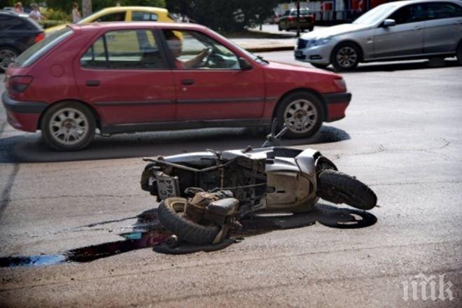 Моторист се заби в кола край Асеновград