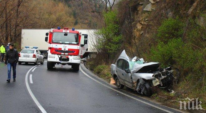 АД НА ПЪТЯ! Трима загинаха на пътя Костинброд - Петрохан след зверски удар в цистерна