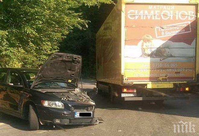 Опасна катастрофа! Кола се заби в камион в Рижкия проход (СНИМКИ)