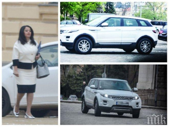 САМО В ПИК И РЕТРО! Лили Павлова яхна сама мощен джип - министърката на Борисов предпочита да шофира, вместо да я вози НСО (ПАПАРАШКИ СНИМКИ)