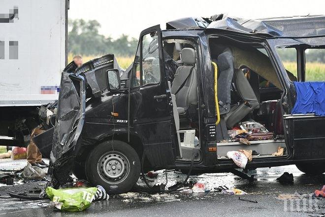 Кървава катастрофа в Унгария! БГ микробус се нацепи в камион – трима българи загинаха (СНИМКИ)