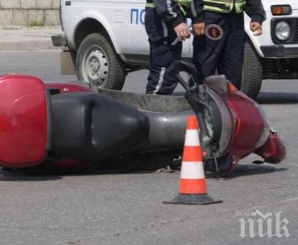 Моторист е в тежко състояние, след като се ударил в движеща се кола в Шумен 