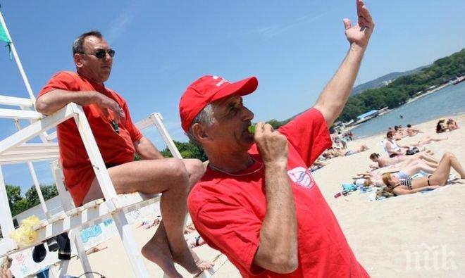 70-годишни спасители обикалят плажа, но били във форма