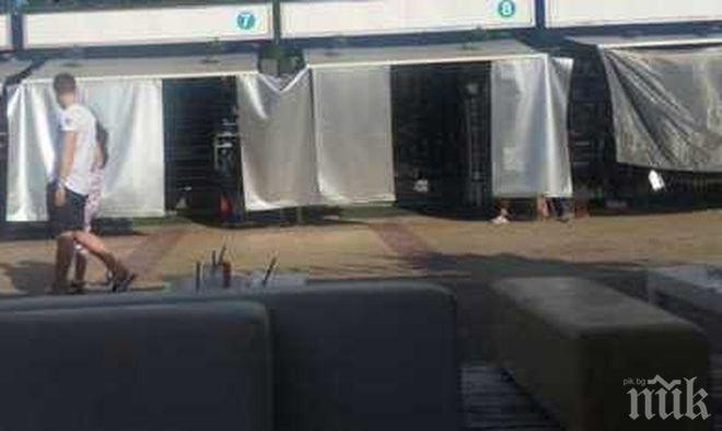 ПОТРЕС! Търговци опънаха мушами и чаршафи пред сергиите на Слънчака (СНИМКИ)