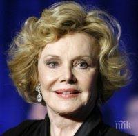 Почина последната жена на Синатра