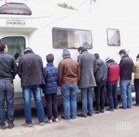ТРАФИК! Спипаха два буса с 47 нелегални мигранти край Пловдив