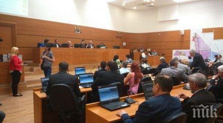 екшън скандал пловдивския парламент извеждат охрана таксиметрови шефове снимки