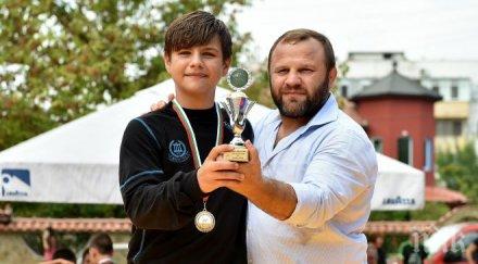 борец намали дълговете цска