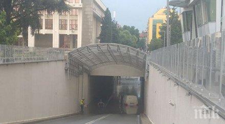 микробус банка затъна бургаския потоп шофьорът заклещен колата снимка