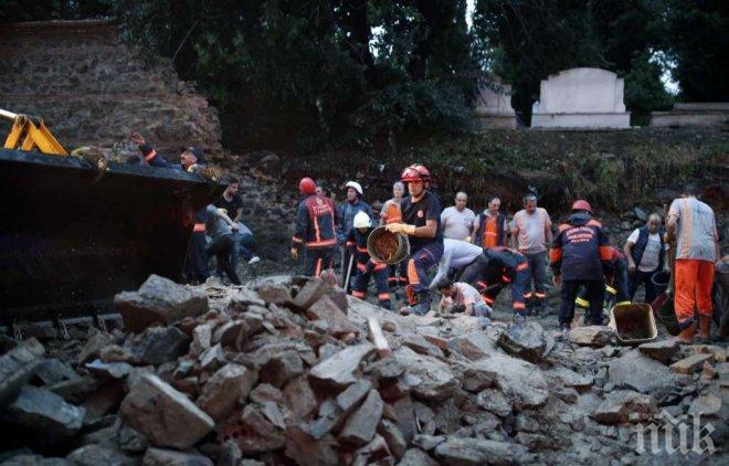 Убийствена буря с градушка в Истанбул! Кран се срути върху гара, има ранени