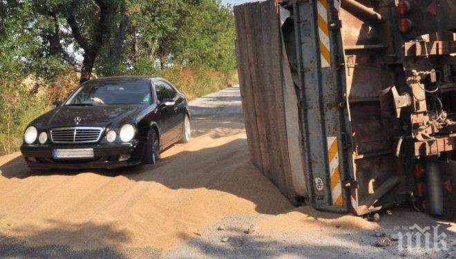 ТАПА НА „ХЕМУС“! Тирът, който се обърна, карал пшеница! Полицаи отбиват движението само в една лента