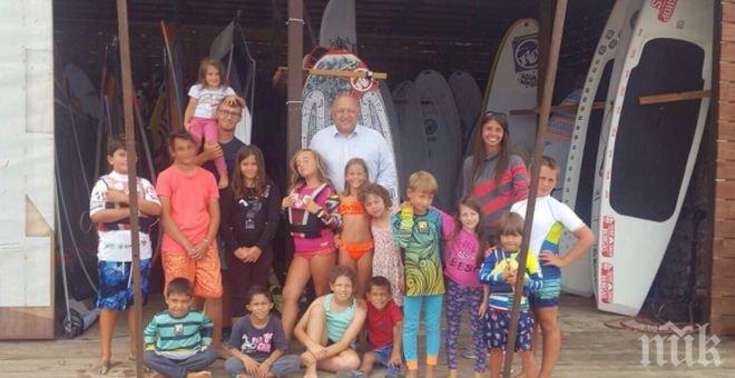 Министър Кралев надъха малки сърфисти