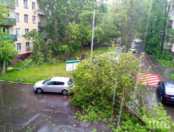 ИЗВЪНРЕДНО В ПИК TV! Ураган в Бургас - градът се тресе от мощен вятър (ВИДЕО)