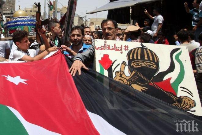 Хиляди йорданци излязоха на протест срещу Израел с искания за затваряне на израелското посолство в Аман и прекратяване на мирното споразумение