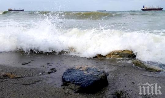 Здравната инспекция успокои: Водите на плажовете, замърсени с мазут, не са опасни за къпане