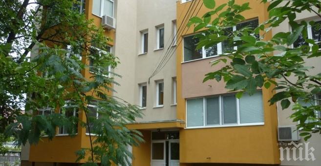 Ураган в Севлиево! Стихията откърти 60 кв. м изолация от саниран блок 