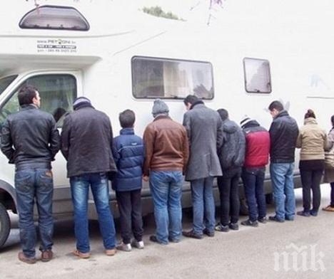 ТРАФИК! Спипаха два буса с 47 нелегални мигранти край Пловдив