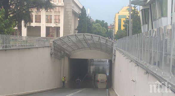 Микробус на банка затъна в бургаския потоп, шофьорът заклещен в колата (СНИМКА)