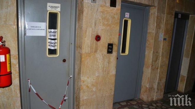 Масово запечатват асансьори без телефонна връзка, във Варна спряха 37
