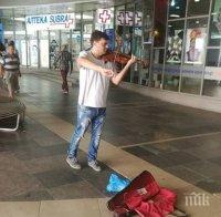 Атракция! Двойник на световноизвестния цигулар Васко Василев засвири в подлеза на СУ (СНИМКА)
