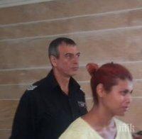 Оставиха в ареста циганката, убила бебето си, тя се хили (СНИМКИ)