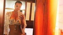 Майката на Ким Кардашиян зашеметяваща по бански на 61 години