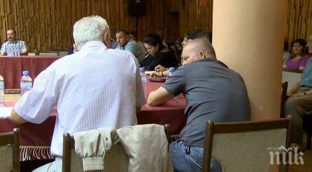 скандално общински съветник пистолет време сесия снимки