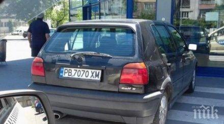 нахален шофьор окупира пешеходна зона голям магазин снимка