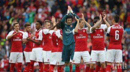 емиратс празнува абсурден успех арсенал
